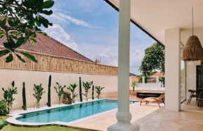 Batu Bolong beach 2 mins drive - 3BR JACUZZi villa